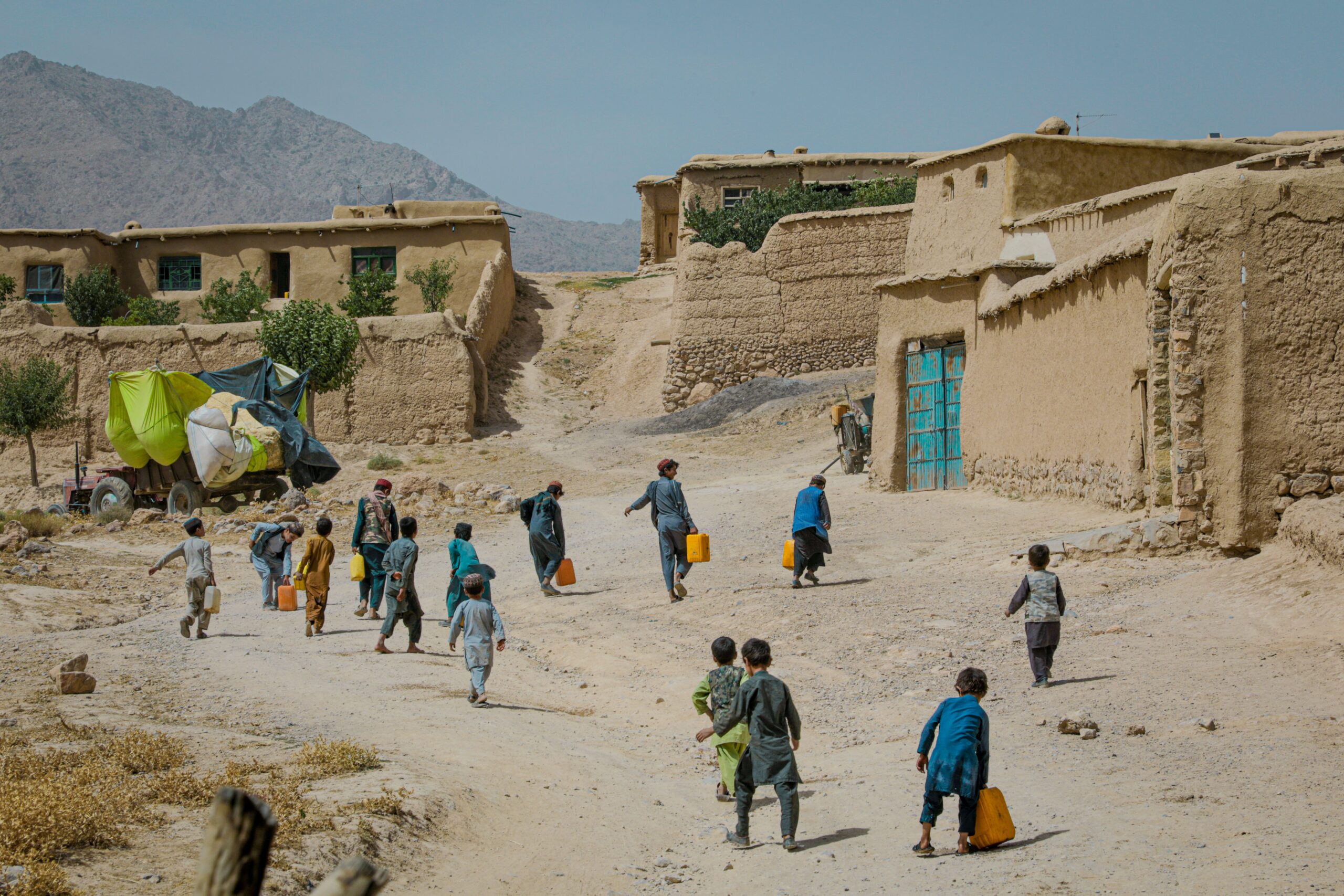alt=Barna må gå langt for å hente vann, og vannstanden blir stadig lavere